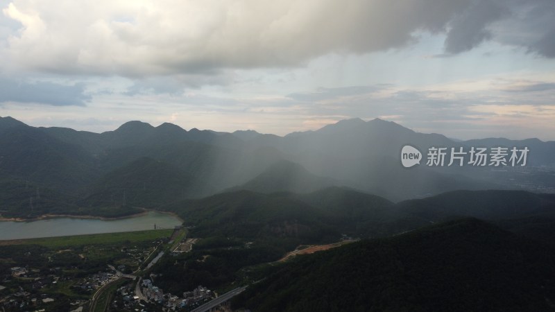 广东东莞：山峰之间出现骤雨