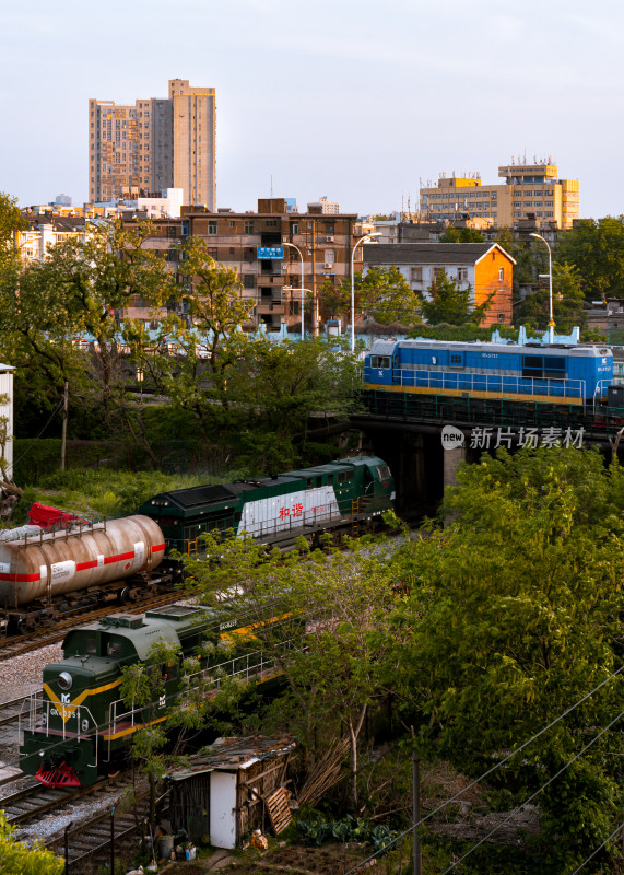 安徽省马鞍山市，夕阳下的马钢货运列车