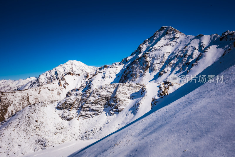 新疆天山山脉雪山山峰山脉