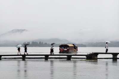 烟雨中的杭州西湖涌金池