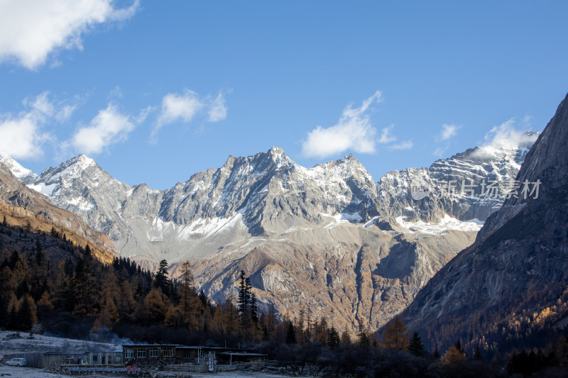 川西四姑娘山双桥沟景区雪山秋色