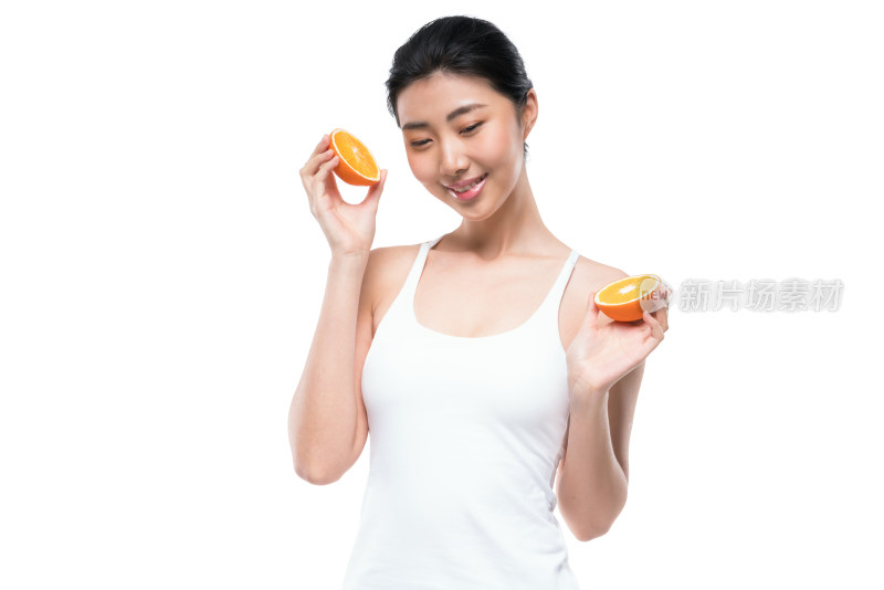 年轻女子手拿橙子