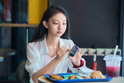 在商场快餐厅大吃特吃的中国可爱少女人像