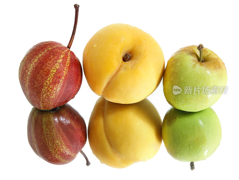 新鲜水果黄桃、苹果和彩虹梨的白底图