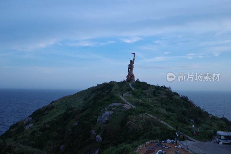 暮色下的海面及远方岛屿全景