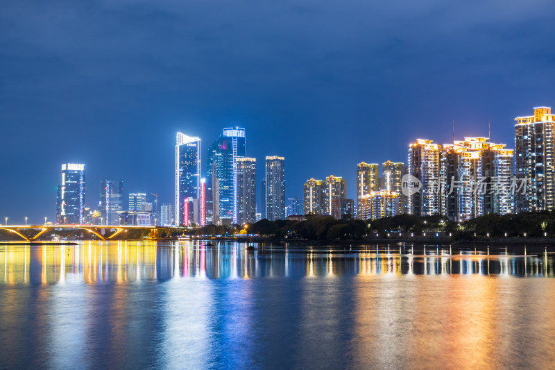 福州闽江城市滨水夜景，高楼林立灯火璀璨