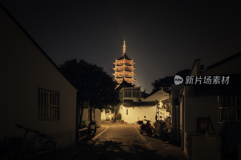 苏州夜晚小巷与报恩寺塔景观