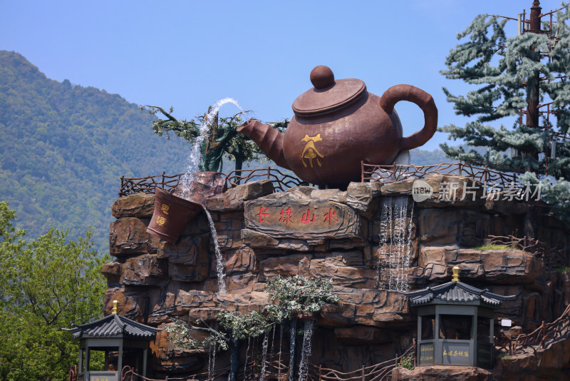 中国杭州龙坞茶村大茶壶雕塑