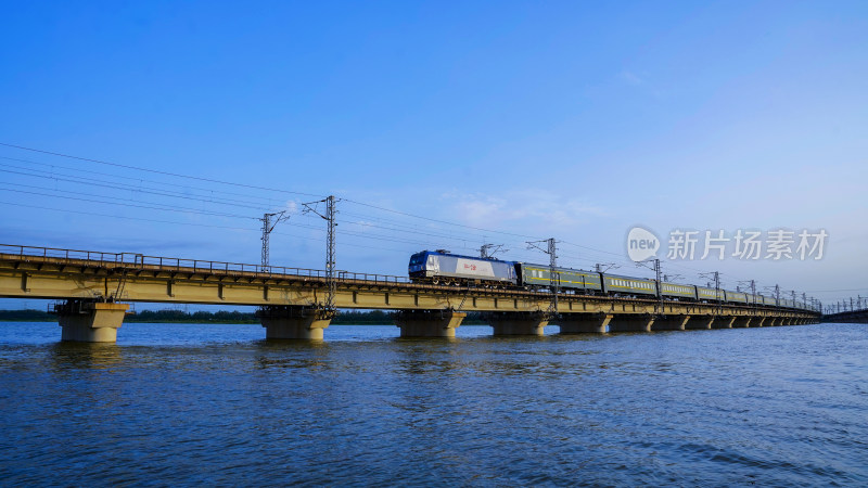 火车行驶在天津独流减河大桥上