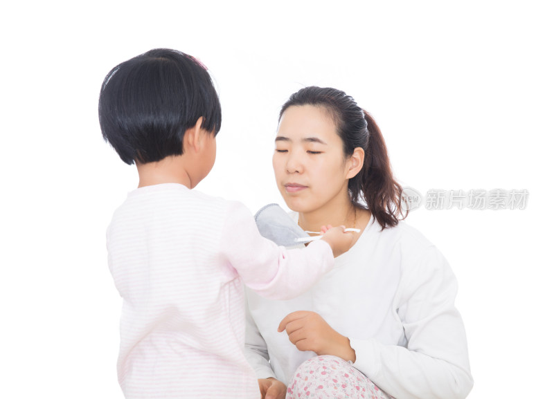 女儿和妈妈在分析如何戴口罩