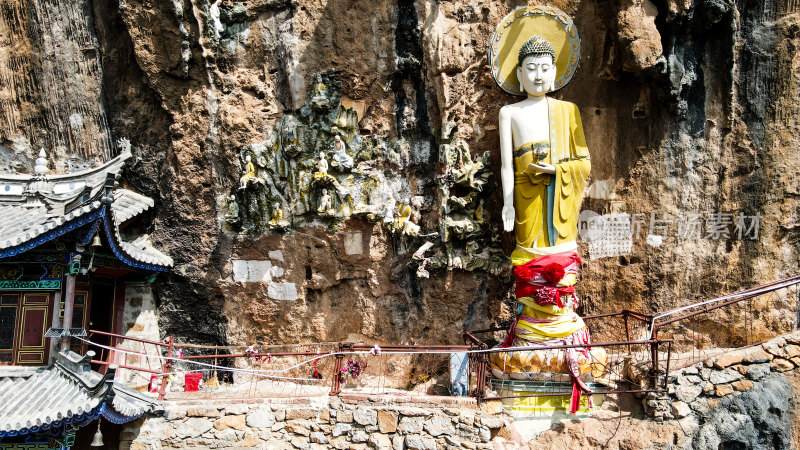 悬崖峭壁上的千年古佛大理宾川观音箐悬空寺