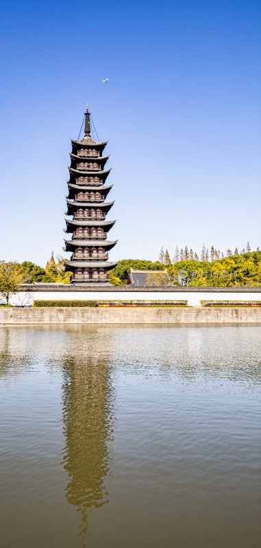 湖边古塔风景