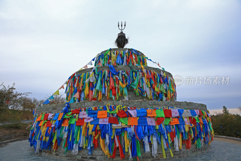 挂满哈达的敖包