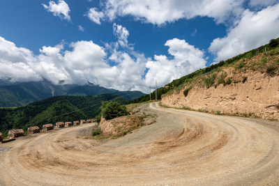 蓝天白云山路转弯