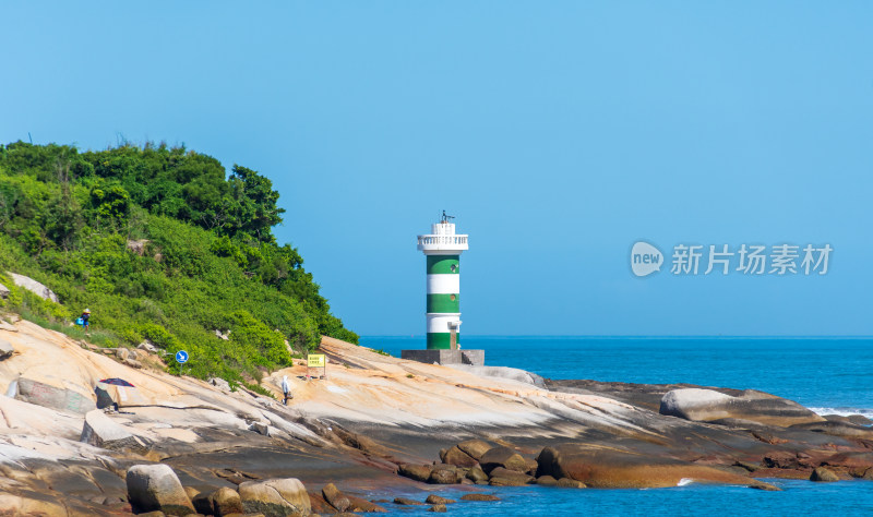 东山岛海边绿白相间灯塔风景