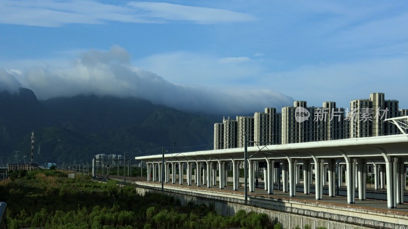 山间有高楼的高铁站站台全景