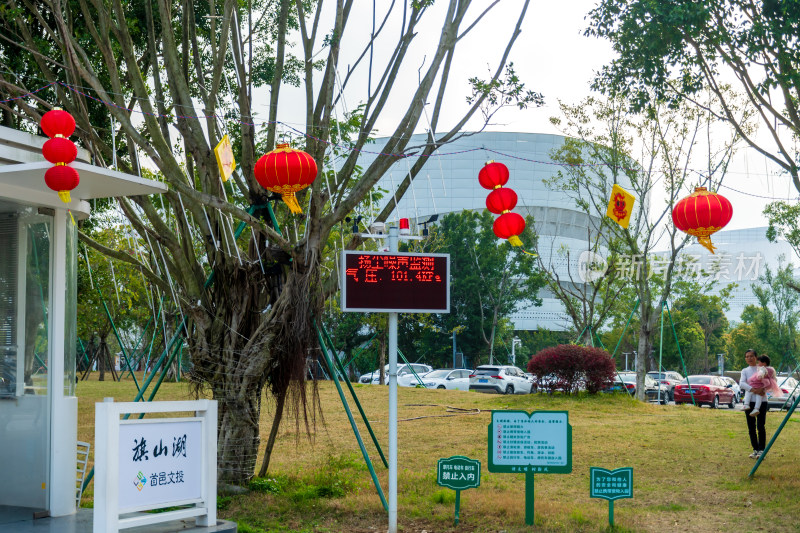 旗山湖公园挂红灯笼场景