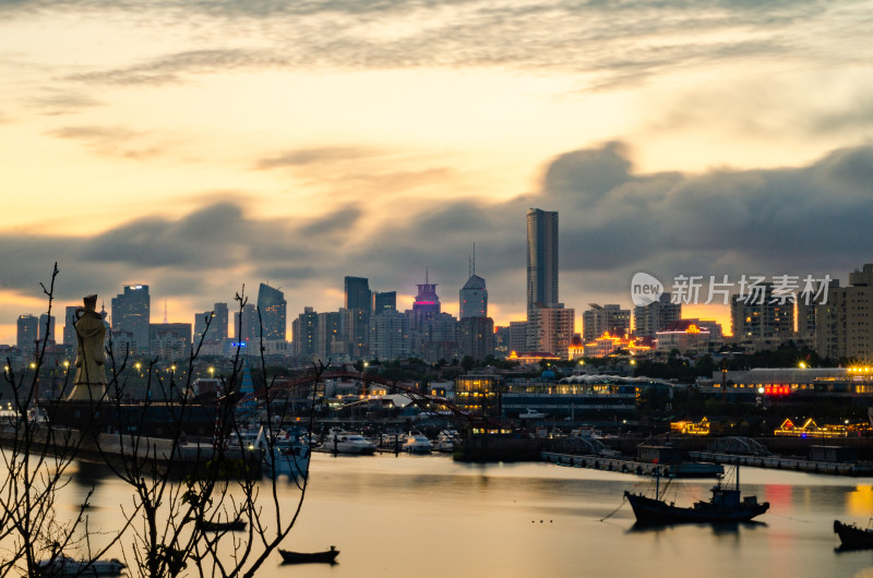 中国青岛小麦岛黄昏时分城市上空乌云翻滚