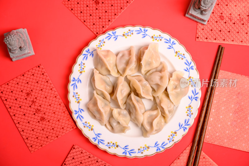 红色背景中国北方春节美食饺子与新年红包