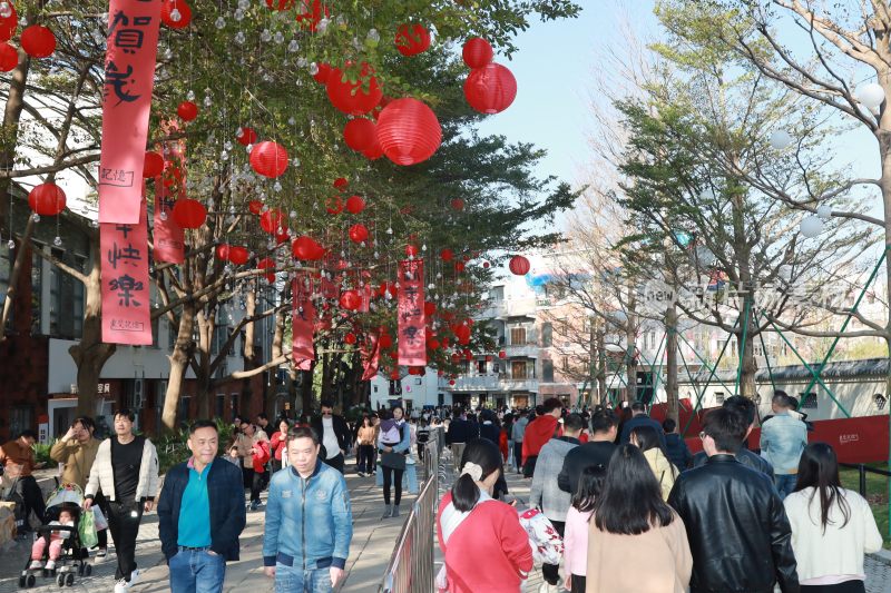 东莞记忆街道人群与春节装饰景观