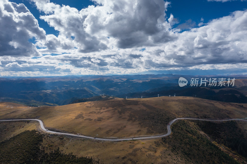 川西高原山间蜿蜒路