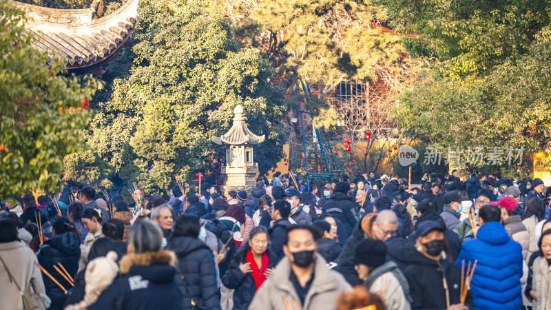 古建筑旁人群聚集手持香祈福