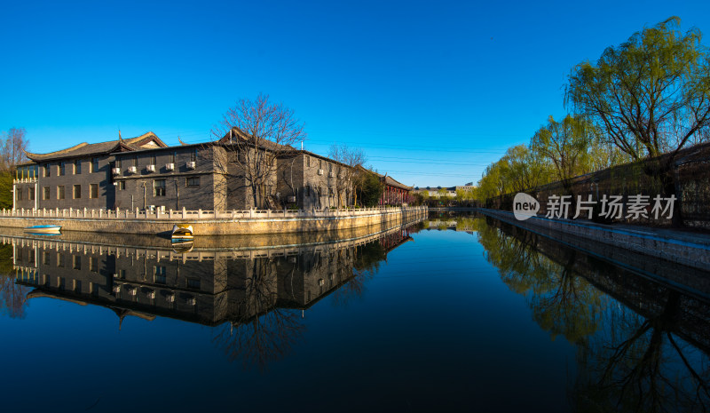 水边中式建筑倒影风景