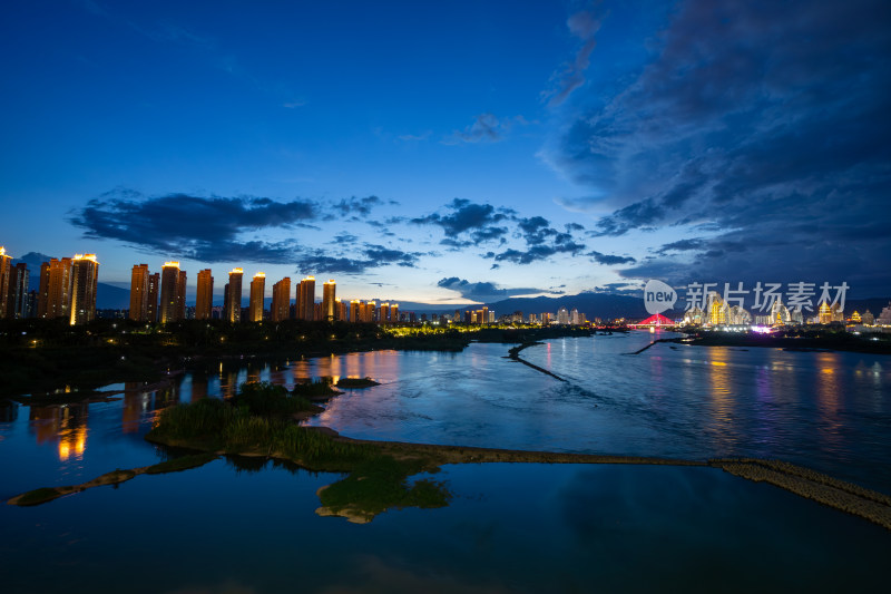 落日余晖下的西双版纳澜沧江城市剪影