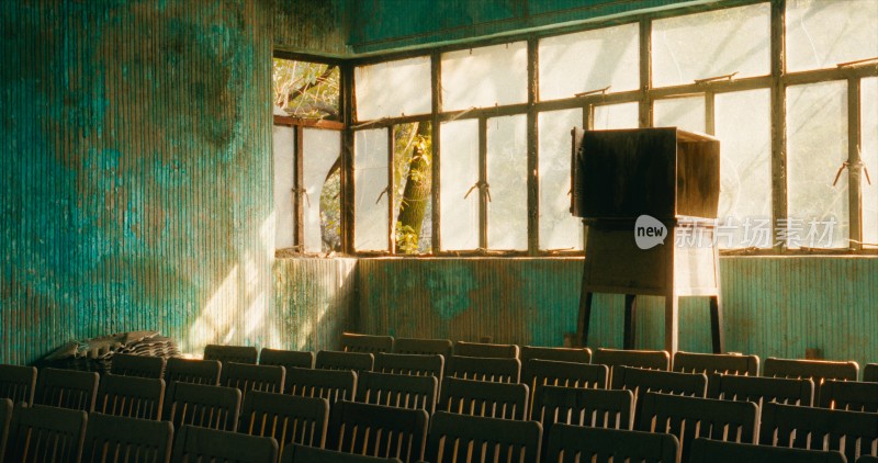 废弃废墟教室剧院座椅光影