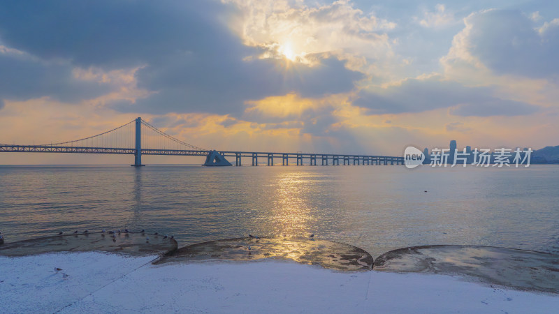 雪后的辽宁大连星海大桥