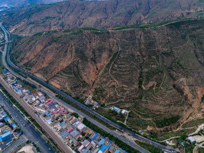 大西北光秃秃大山航拍图