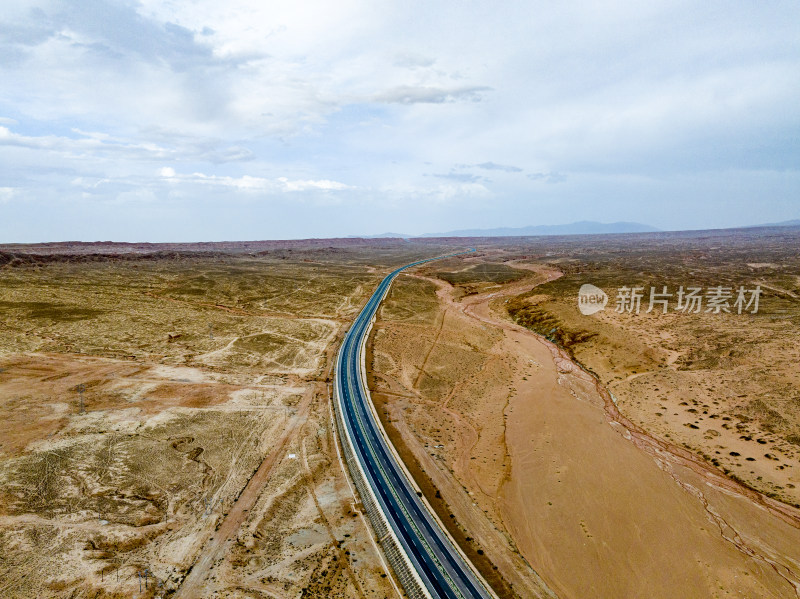 甘肃张掖，红土丹霞地带的公路航拍