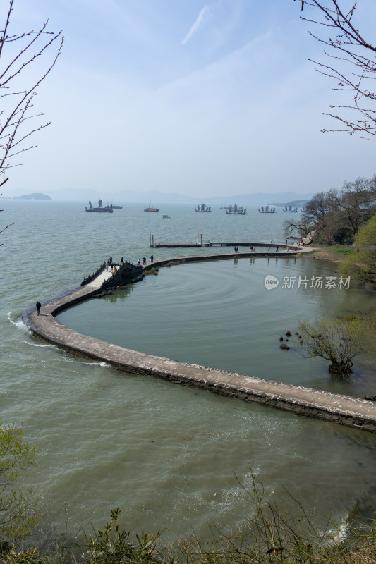 无锡太湖鼋头渚景区湖面上的石桥湖光山色