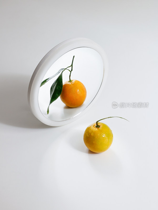 白色桌面上的新鲜水果柑橘