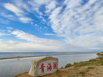 六月的青海湖天鹅湖傍晚蓝调时刻