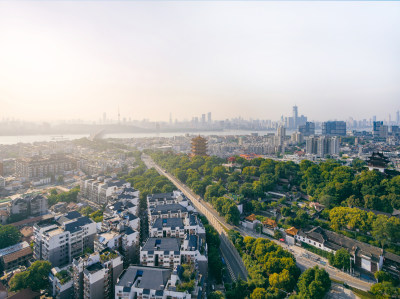 夏季航拍武汉黄鹤楼景区与城市天际线风光