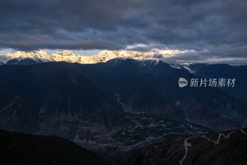 云南香格里拉飞来寺梅里雪山卡瓦博格峰航拍