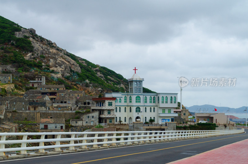 中国福建福州平潭岛环岛路旁的古厝风光