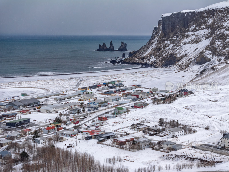 冰岛北极圈维克小镇黑沙滩岩石奇观雪景航拍