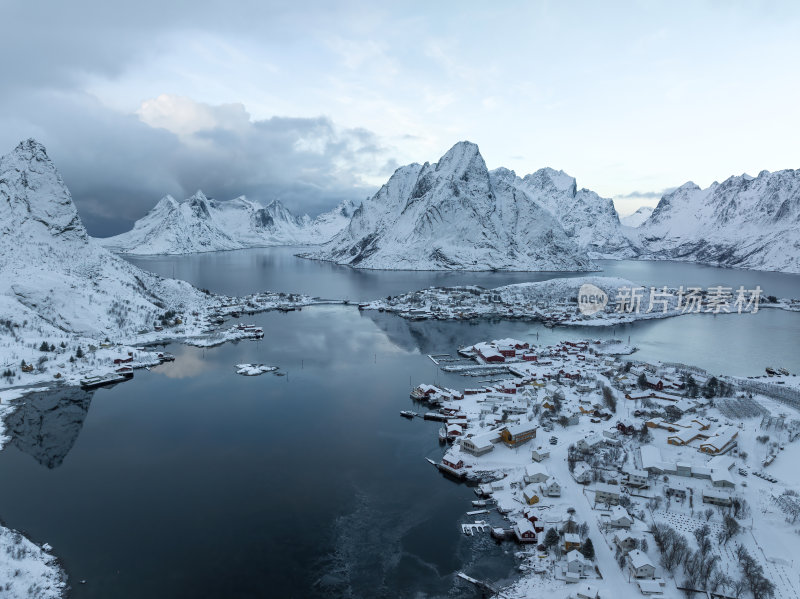 挪威罗弗敦群岛北极圈雷纳冬季雪景高空航拍