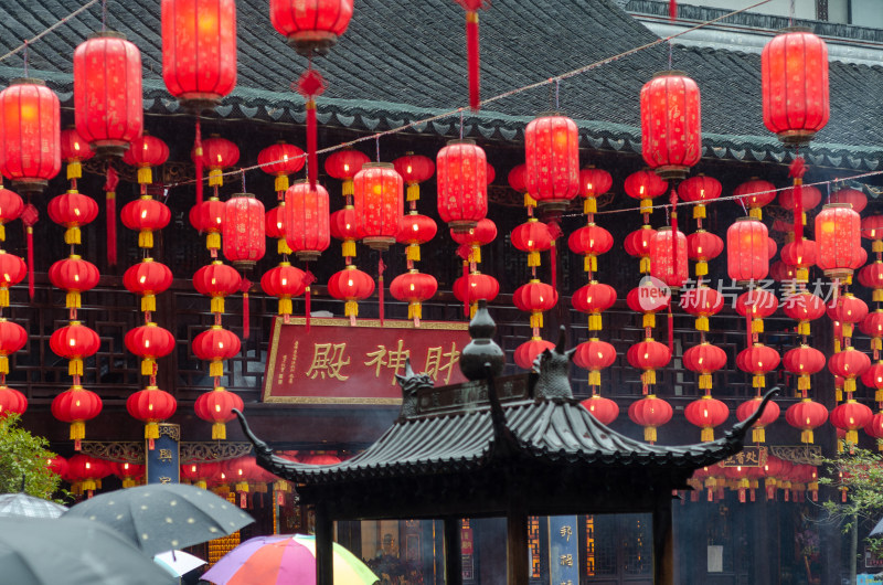 雨中的上海城隍庙的财神殿