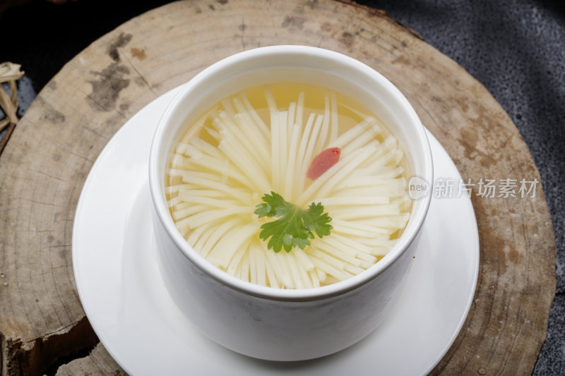 白色瓷汤盅装的菊花豆腐汤