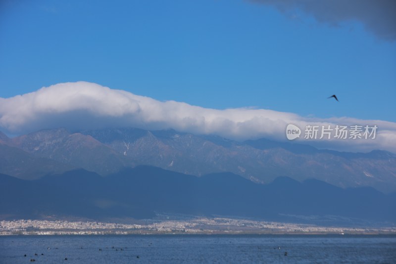 蓝天白云下的连绵山脉苍山洱海壮丽景象