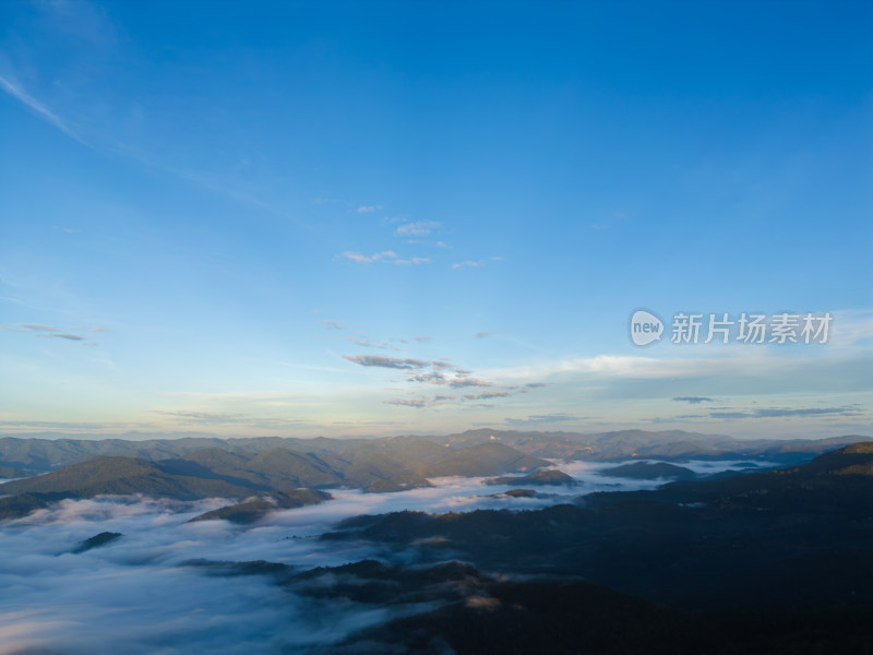 航拍云海中的景迈山山脉壮美自然景象