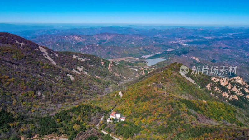 秦皇岛市祖山山间小路旁点缀着房屋的秋景