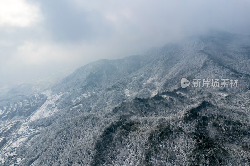 山川丘陵蓝天白云冬天雪景航拍图