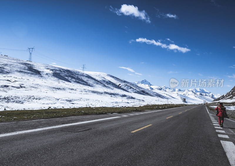 雪山旁的公路风景