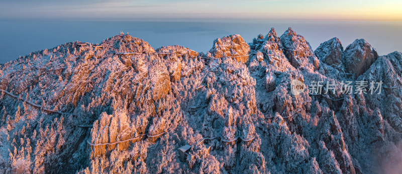 河南老君山清晨雪后云海日出航拍