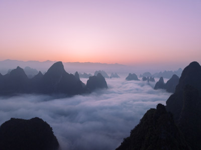 春天日出时分桂林漓江峡谷上空的云海