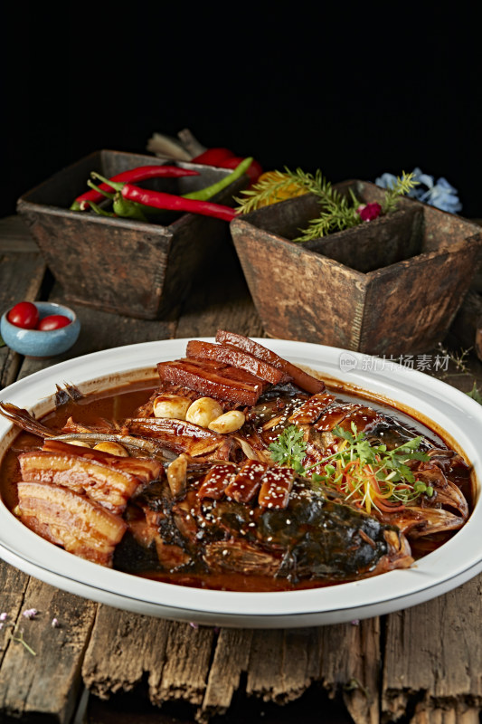 酱香五花肉炖千岛湖野生大鲢鱼头